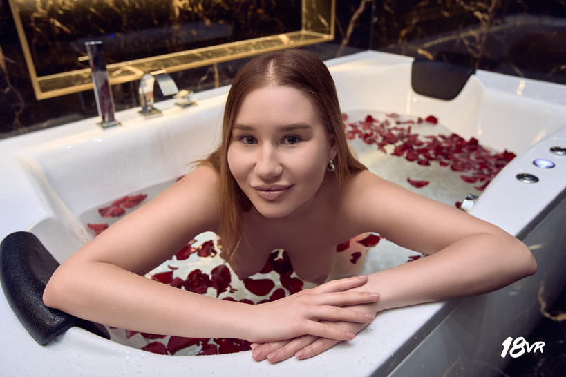 Ample Amalia Nude Photos - Curvy Model Gallery 01
