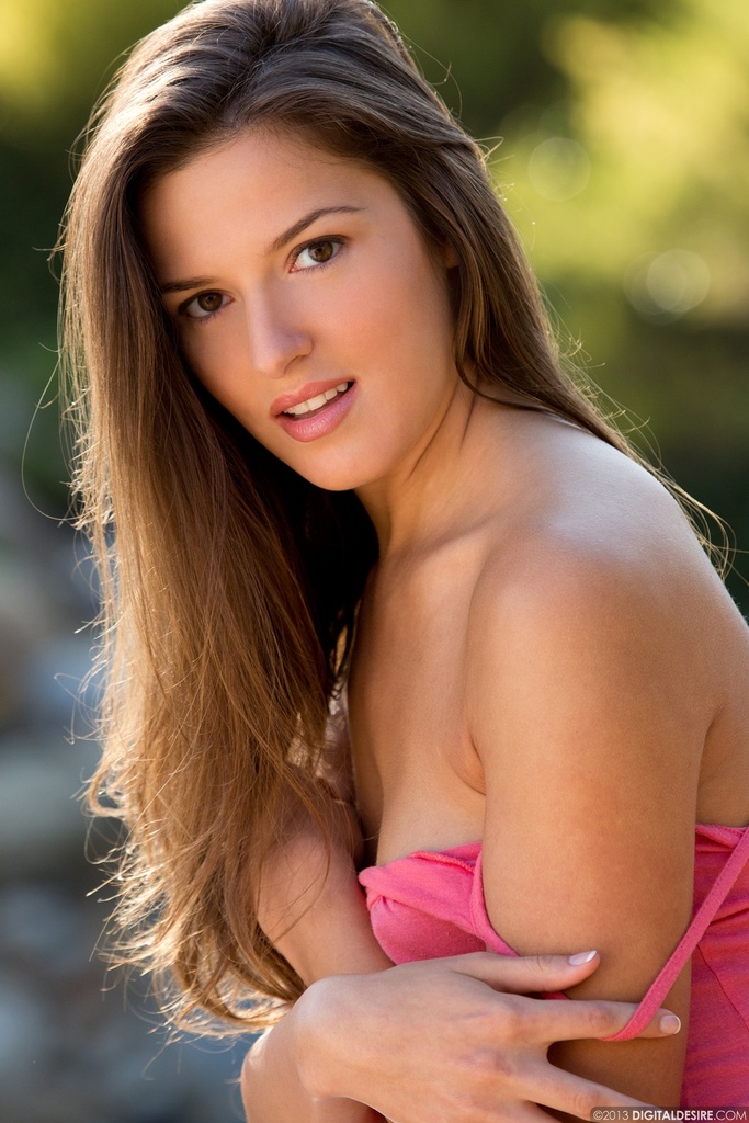 Coco Rose takes off her pink top 06