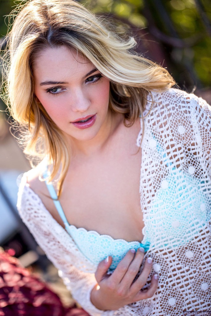Blonde Bombshell Kenna James photo 3