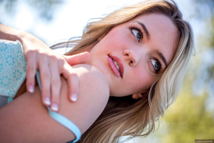 Blonde Bombshell Kenna James photo 7