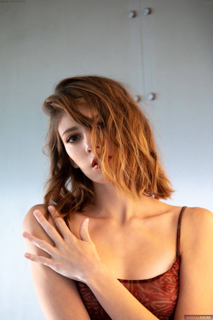 Wow, Lena is simply stunninng 02