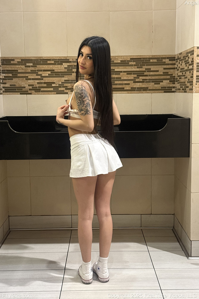 White Shopping Outfit from Car to City Walk photo 13