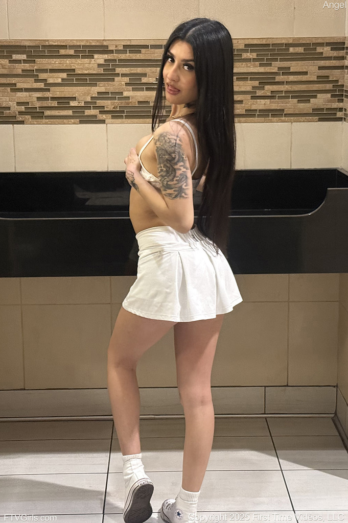 White Shopping Outfit from Car to City Walk photo 14