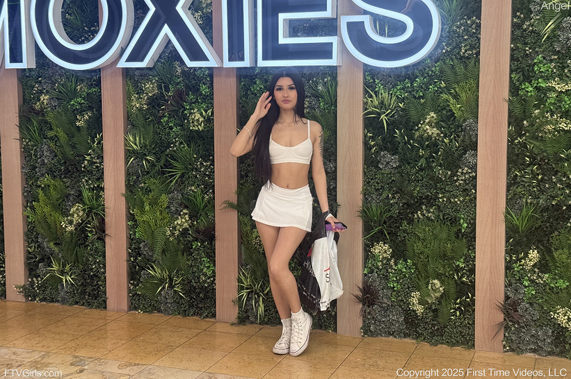 White Shopping Outfit from Car to City Walk photo 21