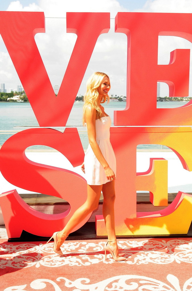Candice Shows Beautiful Brown Legs photo 11