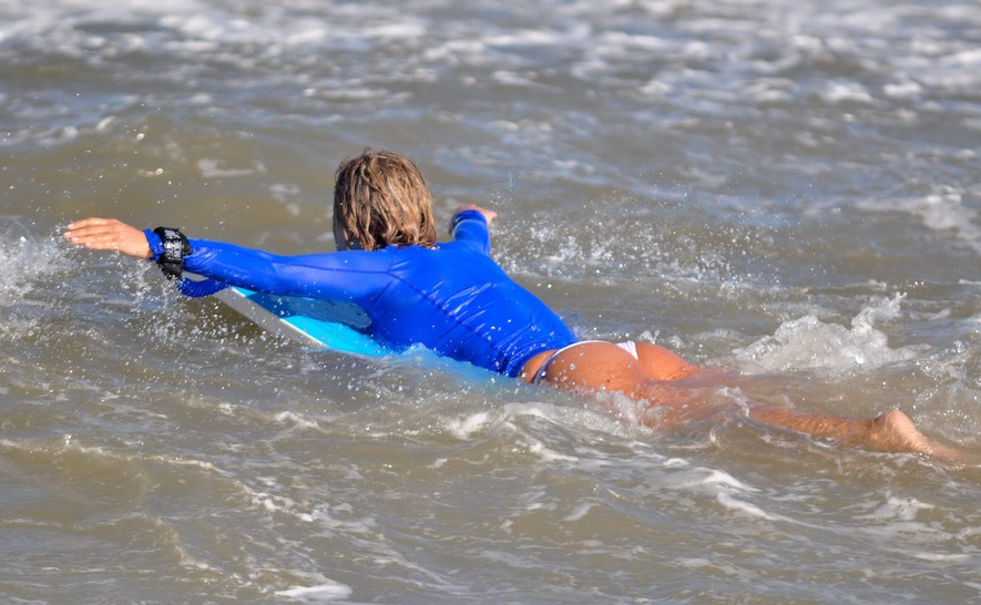 Lola Ponce shows Cameltoe in wet Bikini while Surfing photo 9