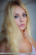 Sexy Blonde Jennifer Mackay 00
