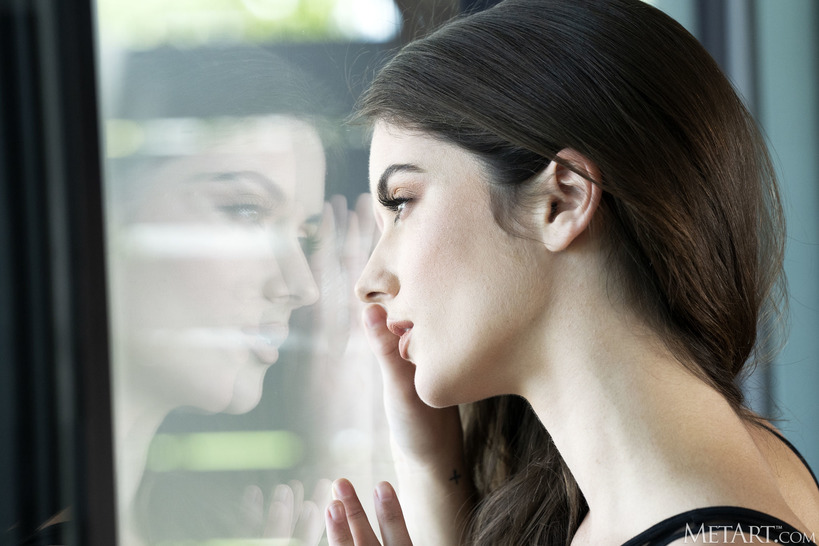 Bella Donna Molto Bella | Babe Trimmed Pussy High Heels Solo Gallery 01