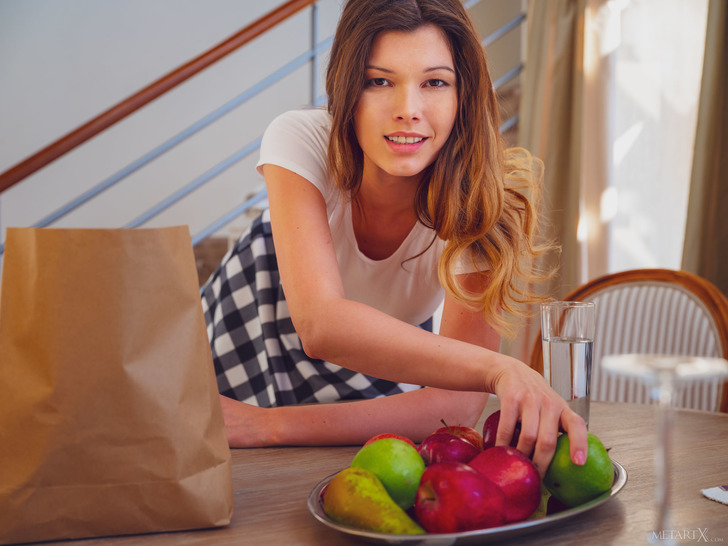 Apples, Gingham and an Explicit Tabletop Solo Set photo 1