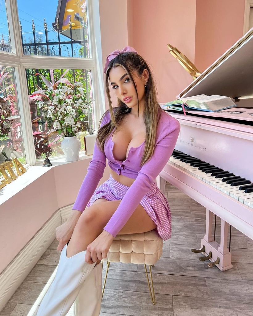 Busty Lyna Perez Porn Pic Gallery