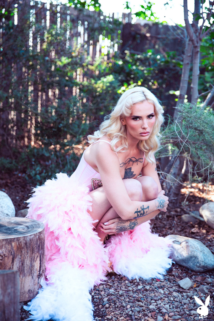 Pink Feather Styling in an Outdoor Electric-Eden Set photo 2