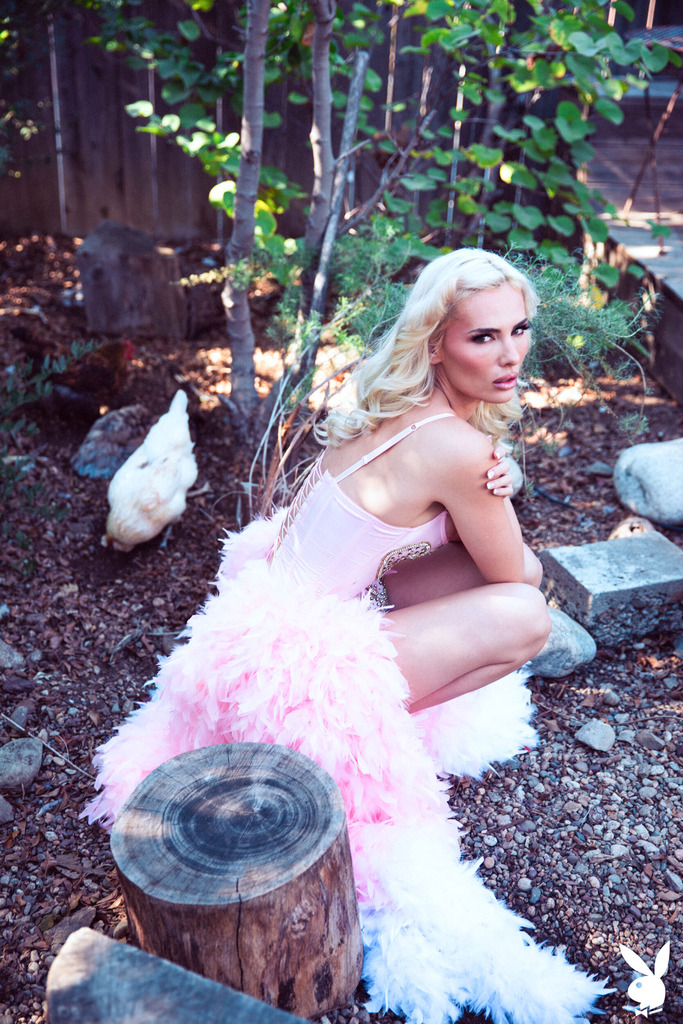Pink Feather Styling in an Outdoor Electric-Eden Set photo 5