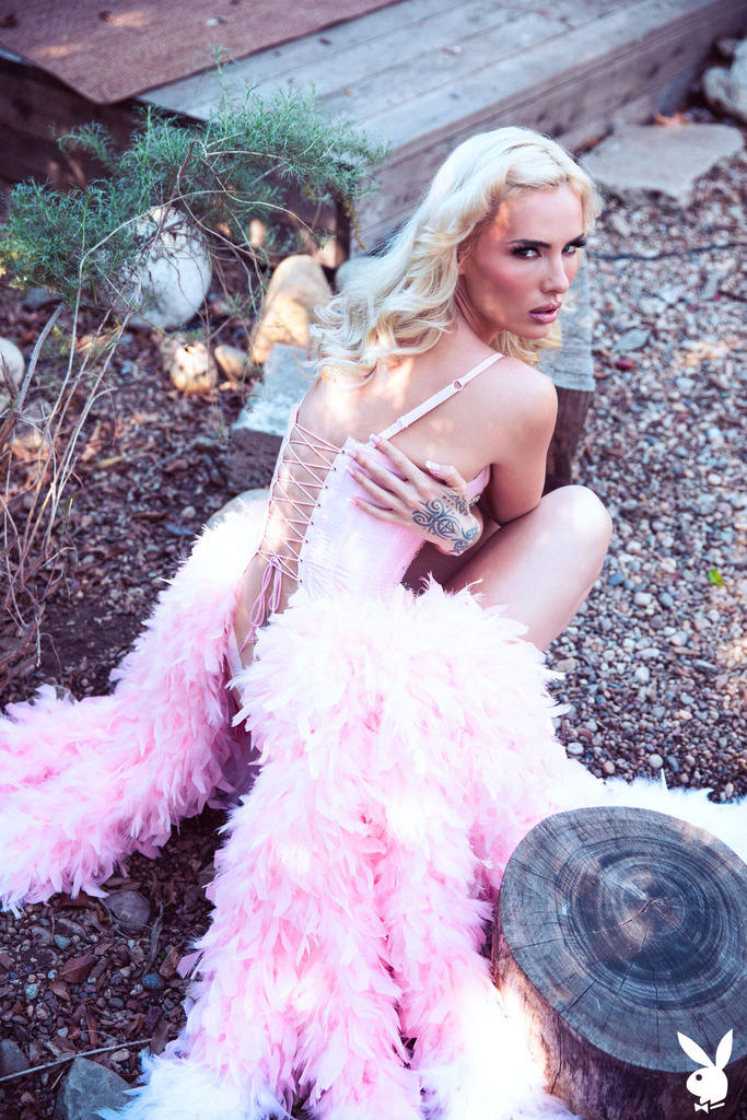 Pink Feather Styling in an Outdoor Electric-Eden Set photo 7