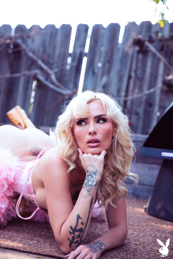 Pink Feather Styling in an Outdoor Electric-Eden Set photo 21