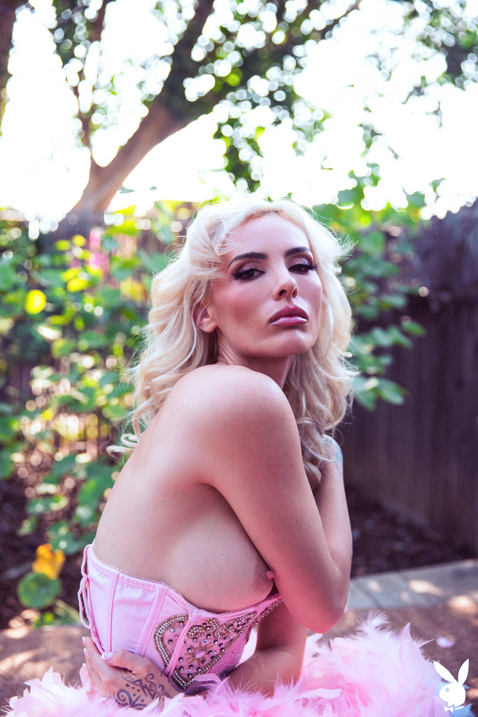 Pink Feather Styling in an Outdoor Electric-Eden Set photo 35