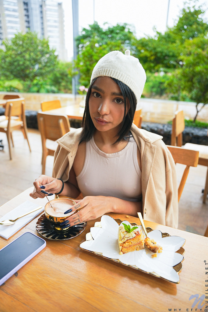 Chic Café Daydream with a Nude Close-Up Finish photo 7