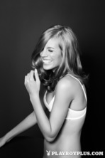 Natural beauty Sarah Smit shows her stunning body 07