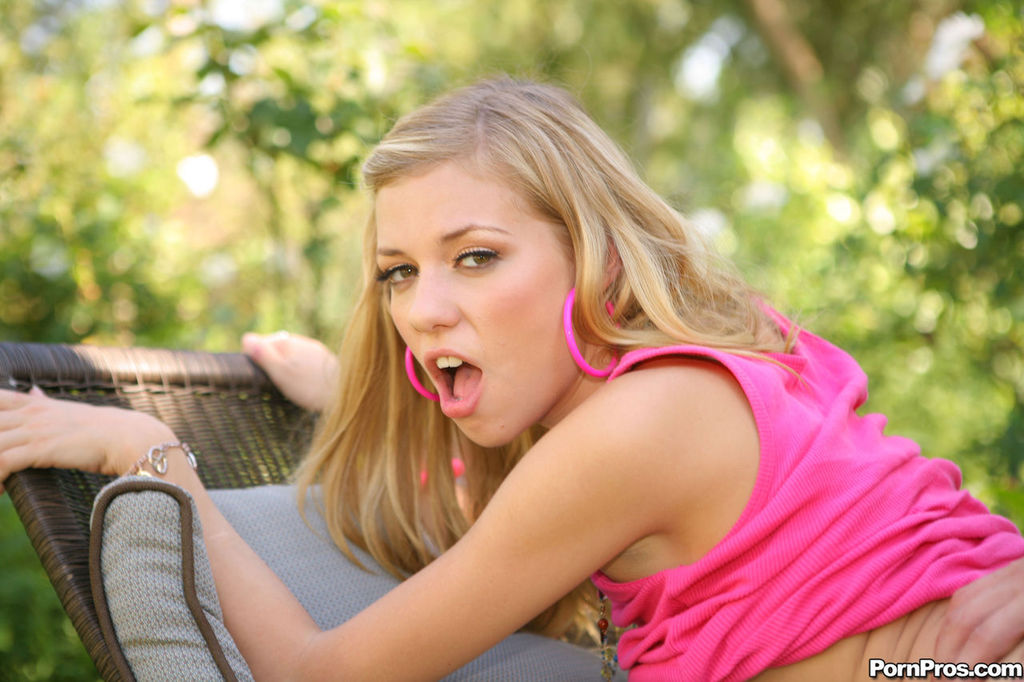 Nicole Ray in an Explicit Outdoor Oral-Sex Scene photo 8