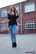 Sarah McDonald Drops Her Tight Jeans 02