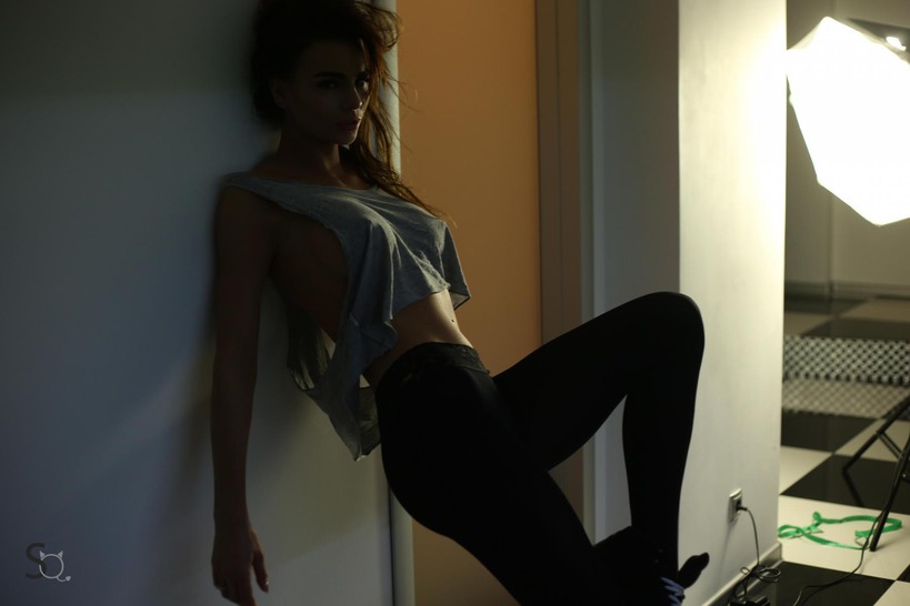 Sunny Shows Her Stunning Body 02