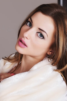 Beautiful Giulia Spreads Her Legy Wide Open