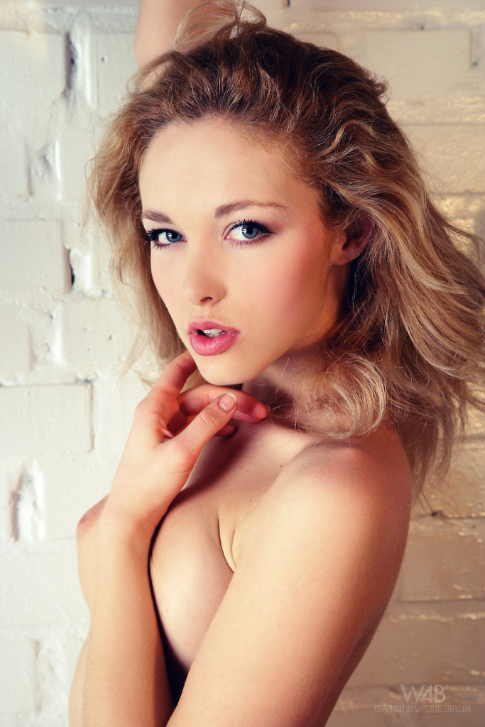 Alissa White - Stairs in the wall 04